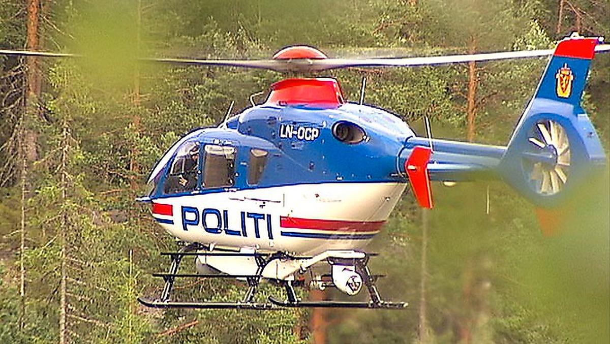 Flera medier hade helikoptrar i luften över Utøya samtidigt som massakern pågick – men inte polisen. Enligt polisen beror det på att det gick snabbare att köra bil, än att hyra en helikopter. Den enda helikopter som polisen själv hade rymde inte insatsstyrkan. Det är ungefär fyra mil i bil från Oslo till Utøya, på en delvis kurvig och backig del av E16. Försvarets helikoptrar som polisen kunde använt fanns på Rygge flygplats, 67 km söder om Oslo. På grund av semester tog det tid att förbereda helikoptrarna.