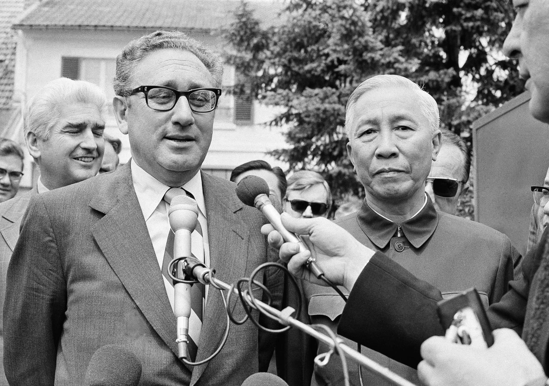 Henry Kissinger (till vänster) och Nordvietnams kommunistledare Le Duc Tho utsågs 1973 till fredspristagare. Arkivbild.