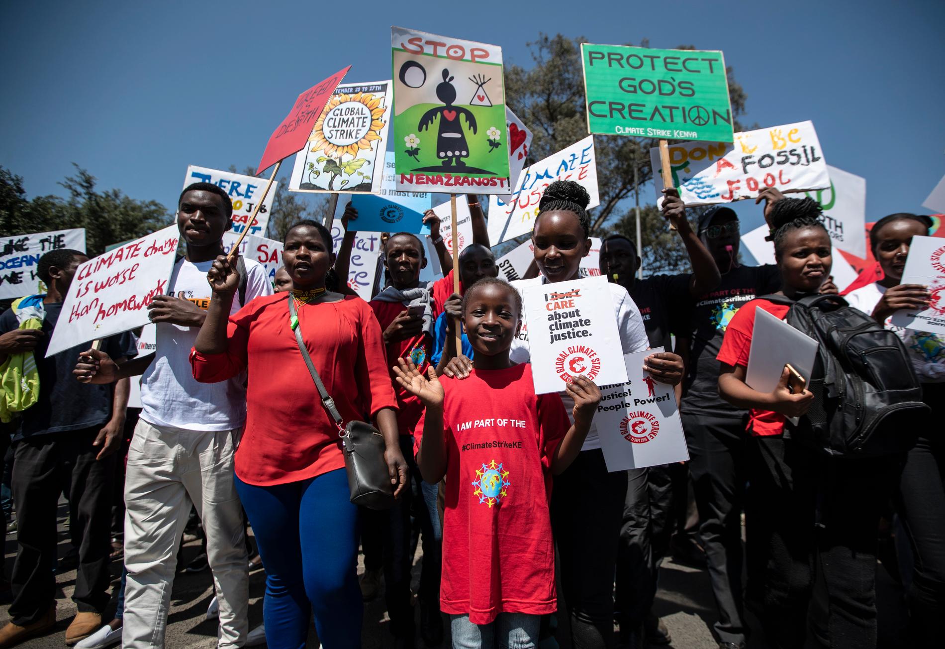 Unga demonstranter samlas i Nairobi, Kenya, för att demonstrera för klimatet.
