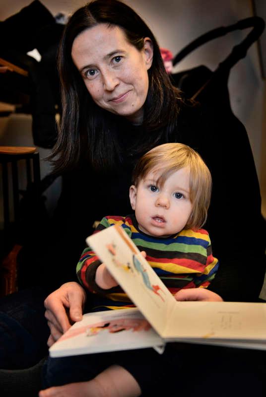 Karin Bruce är initiativtagare till föräldragruppen där deltagarna får öva svenska. Här med sonen Emil, 11 månader.