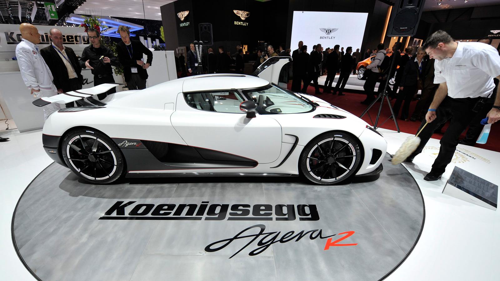 Koenigsegg Agera R  Brutalt snabb - och kan utrustas med takbox. Motor: V8. 1115 hk vid 6900 varv. Acceleration: 0-100 km/tim på 2.9 s. Pris: 1,7 miljoner dollar - ca. 11 630 000 kronor.