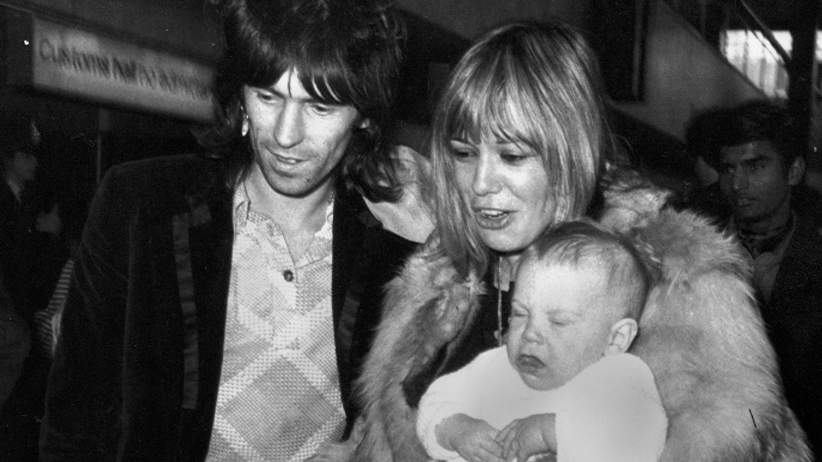 Keith Richards och Anita Pallenberg, skådespelare, med sonen Marlon under ett Stockholmsbesök 1970.