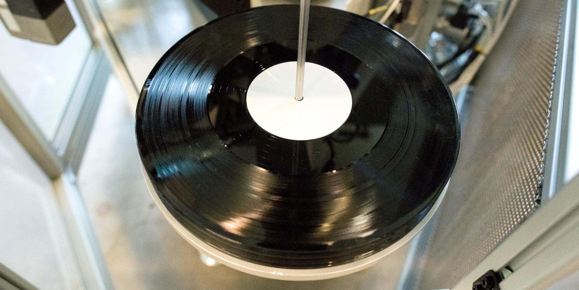 Vinylpress anno 2018 från nyöppnade skivfabriken Spinroad Vinyl Factory i Lindome. Vinylboomen fortsätter och landets äldsta skivbutik med vinyl över disk finns i Umeå.