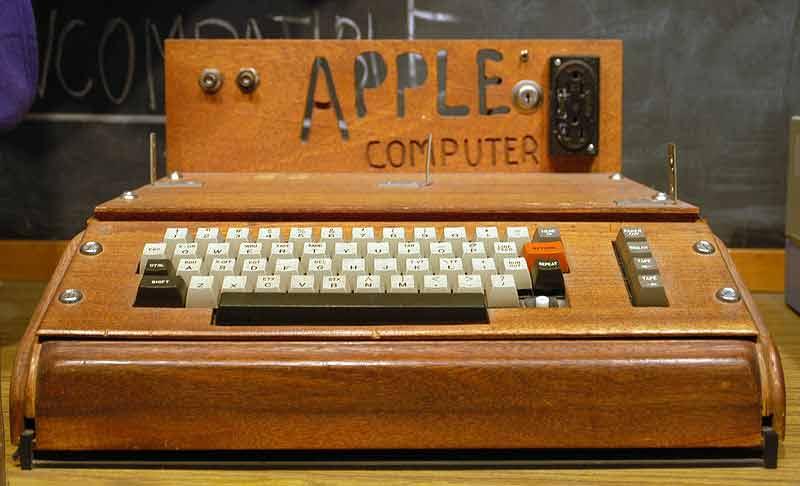 Nummer ett Apple I, också känd som Apple-1, var Apples första produkt och visades upp för världen i april 1976. Steve Wozniak konstruerade och byggde den för hand och Steve Jobs sålde den.