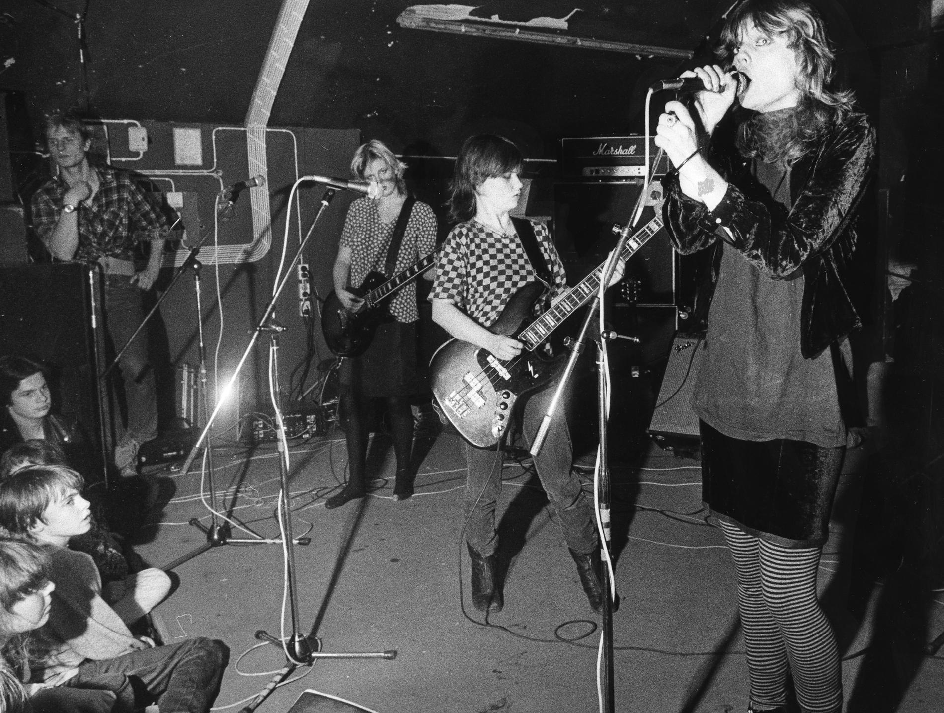 Tant Strul på Musikverket i Stockholm 1981. Gitarristen Kajsa Grytt  längst bak, basisten Liten Falkenholm i mitten och sångerskan Kärsti Stiege närmast kameran.