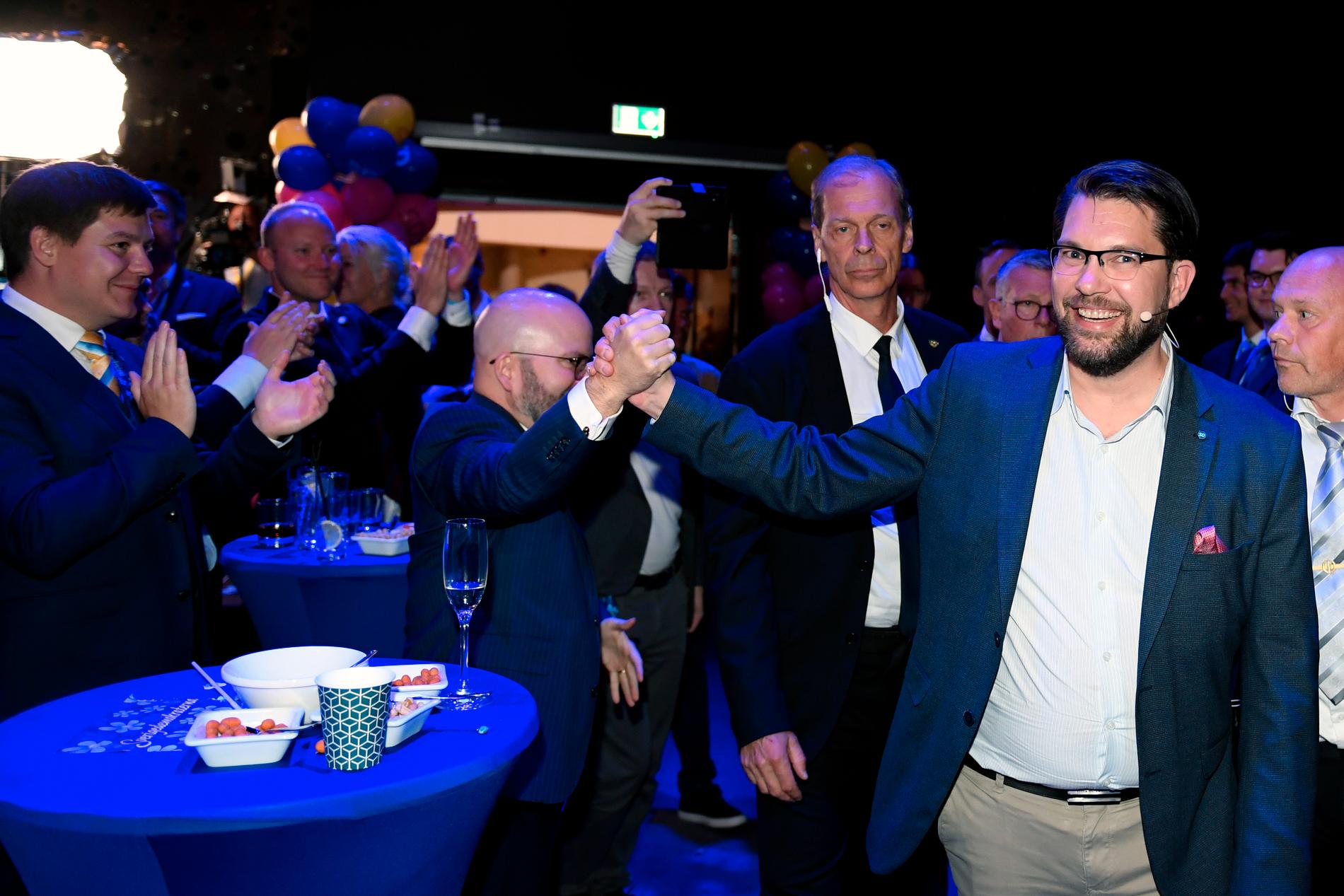 Sverigedemokraternas partiledare Jimmie Åkesson (SD) gläds över valresultatet under Sverigedemokraternas valvaka på Elite Hotel Marina Tower i Nacka på söndagskvällen.