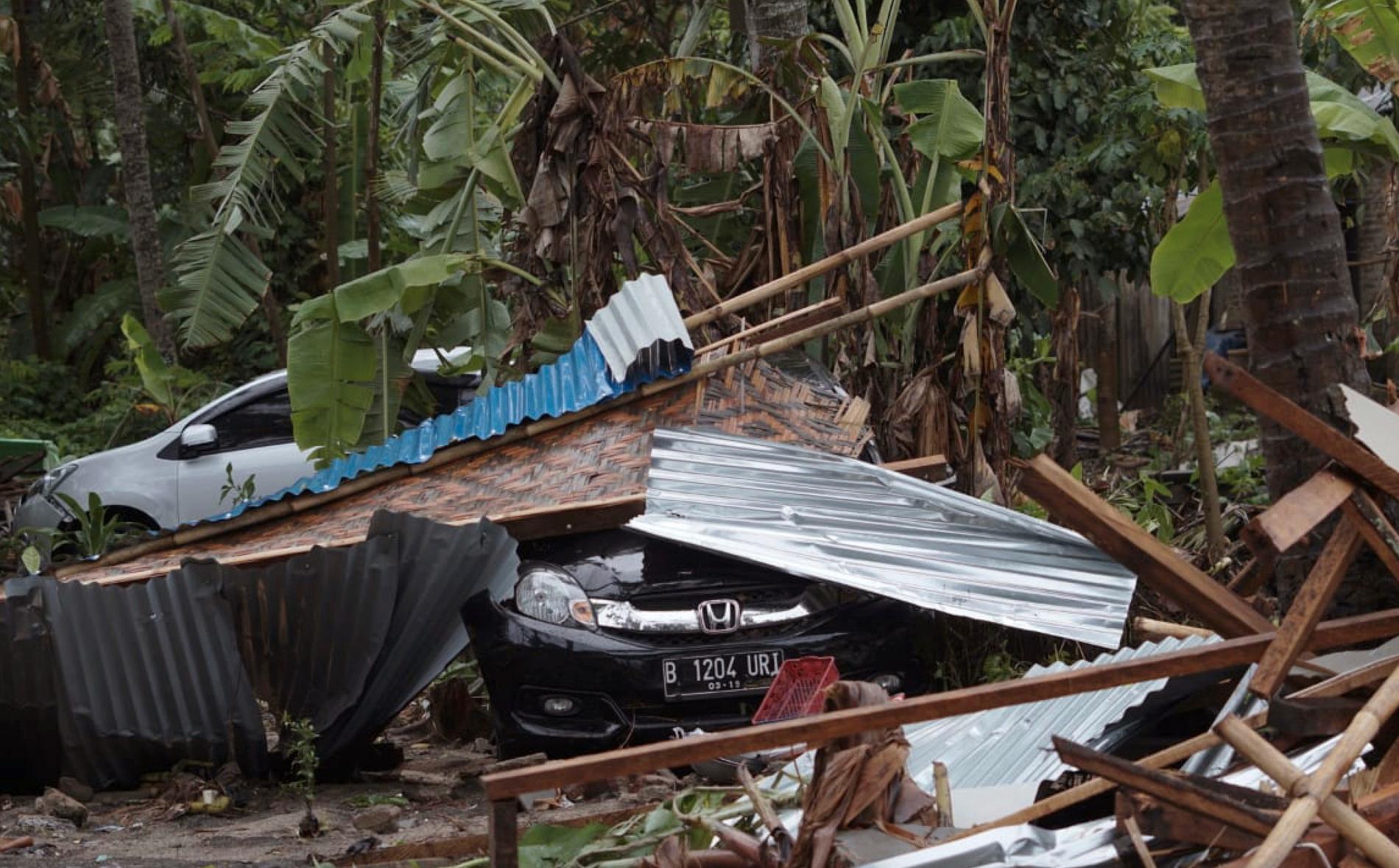 Förödelse efter att en tsunami träffade öarna Sumatra och Java i Indonesien på lördagen.