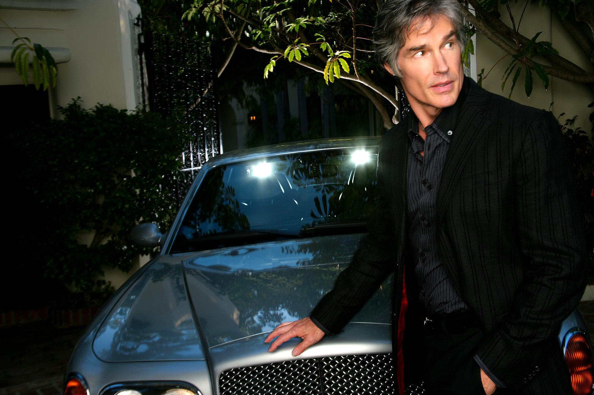 Ronn Moss tar en biltur Ibland vill Ross bara ta en tur med bilen FOTO: CBS/TV4