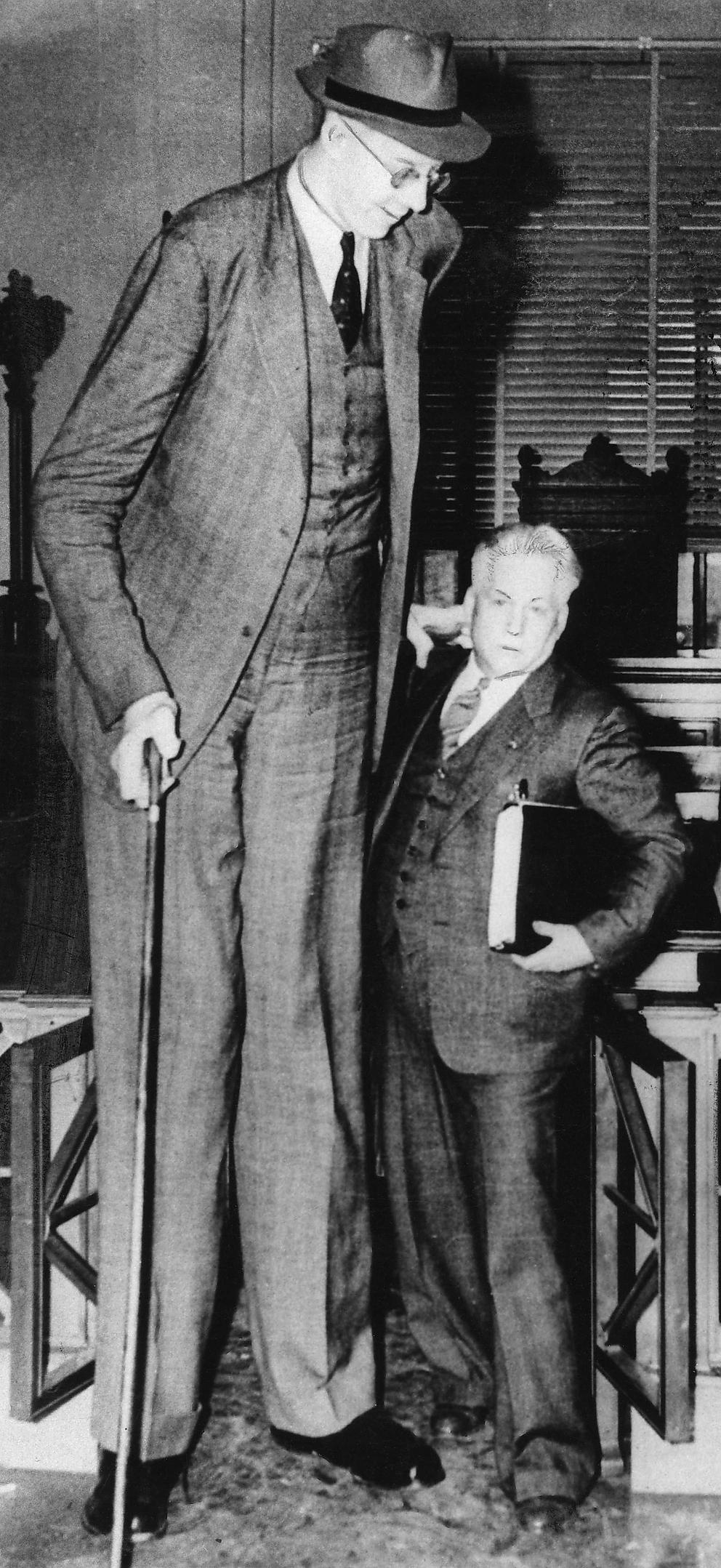 LILLE FAR Robert Wadlow (1918-1940), världens längste man genom tiderna, tillsammans med sin far. Robert Wadlow var 272 cm lång.