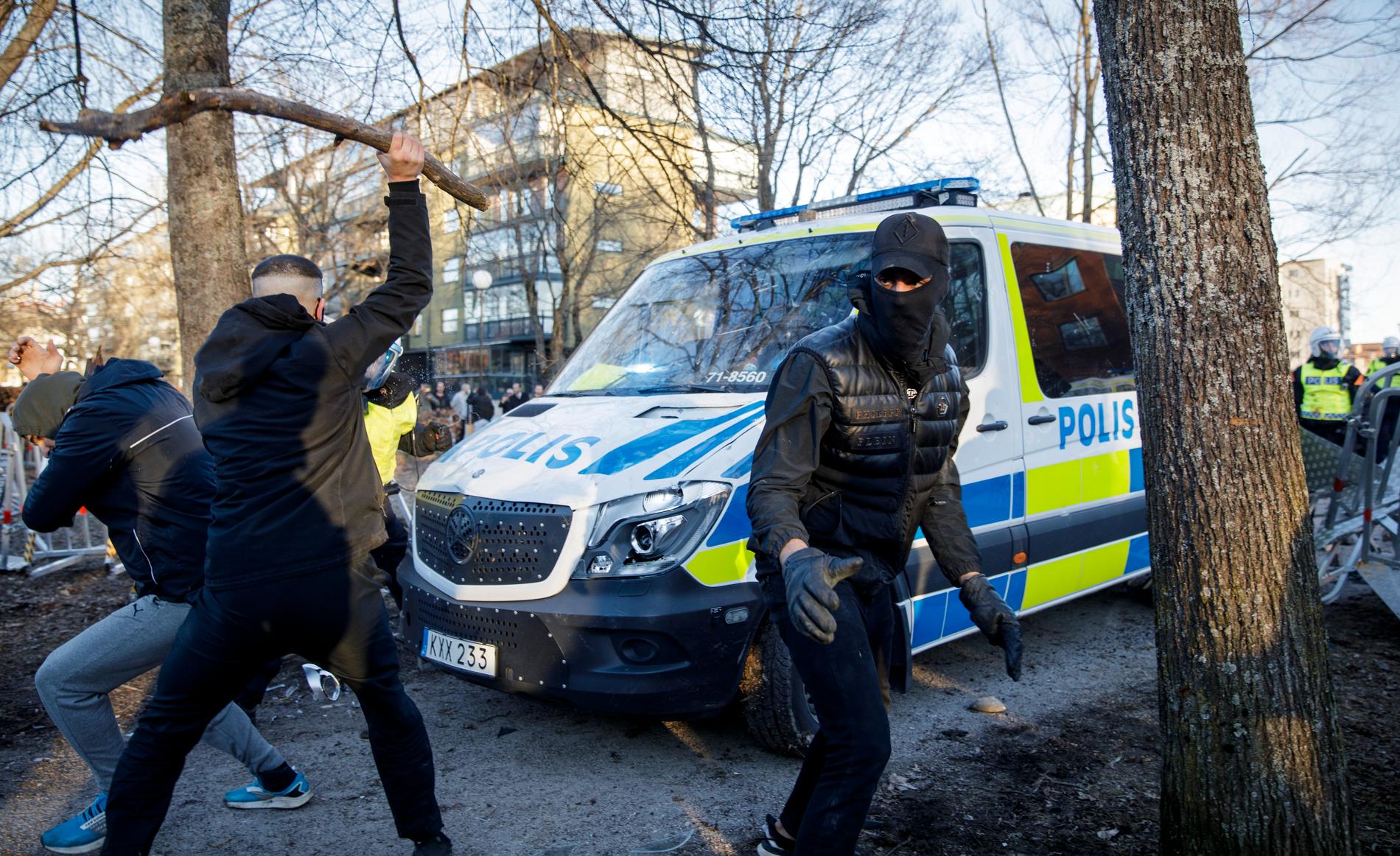 Poliserna i Örebro tvingades backa. 
