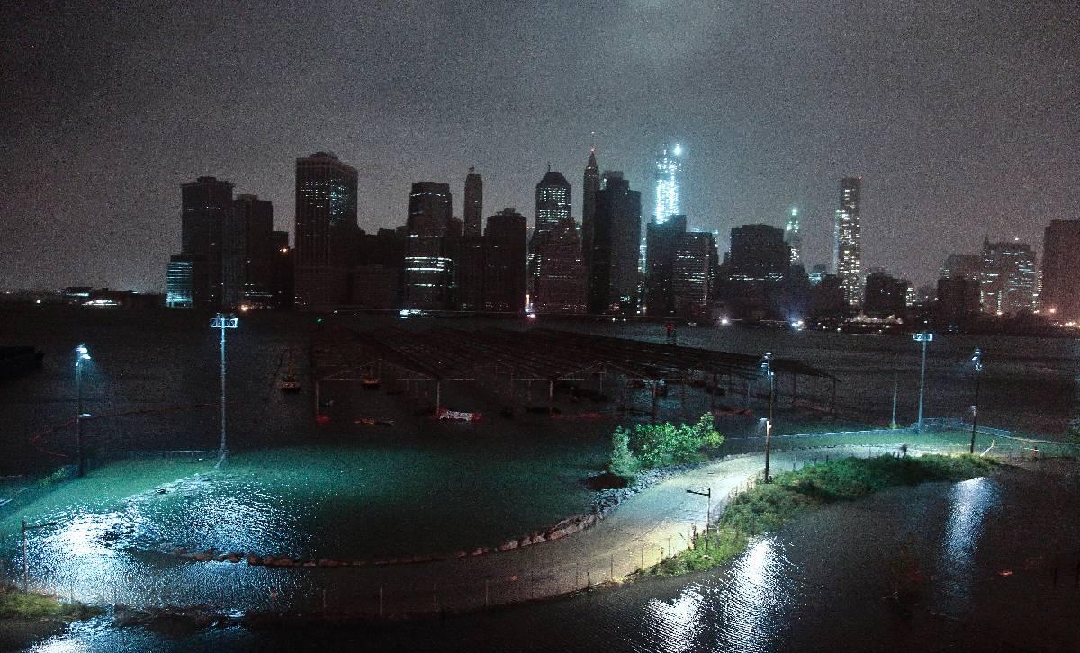manhattan i mörker Träd och bilar flyter på avenyerna. Vattnet stiger på börsen och forsar in i tunnelbanan. Stormen Sandy har lamslagit New York och flera människor har mist livet. ”Stanna inne”, vädjar borgmästaren.