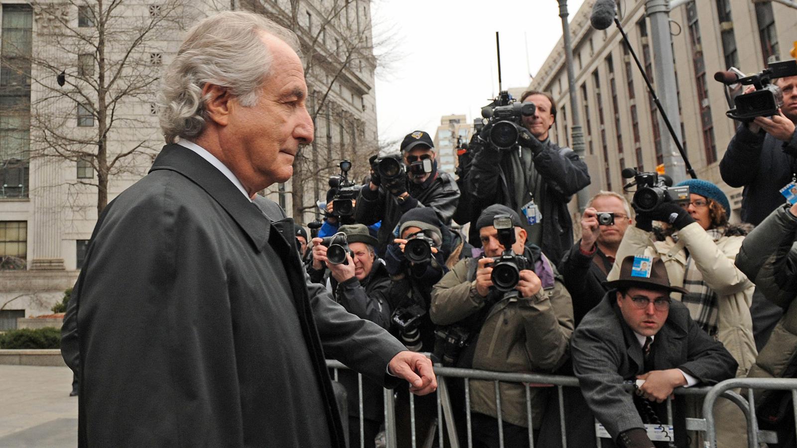 Kändisarna stod i kö för att låta Bernie Madoff investera deras miljoner. Men under finanskrisen 2008 avslöjades hans bluff och han dömdes till 150 års fängelse.