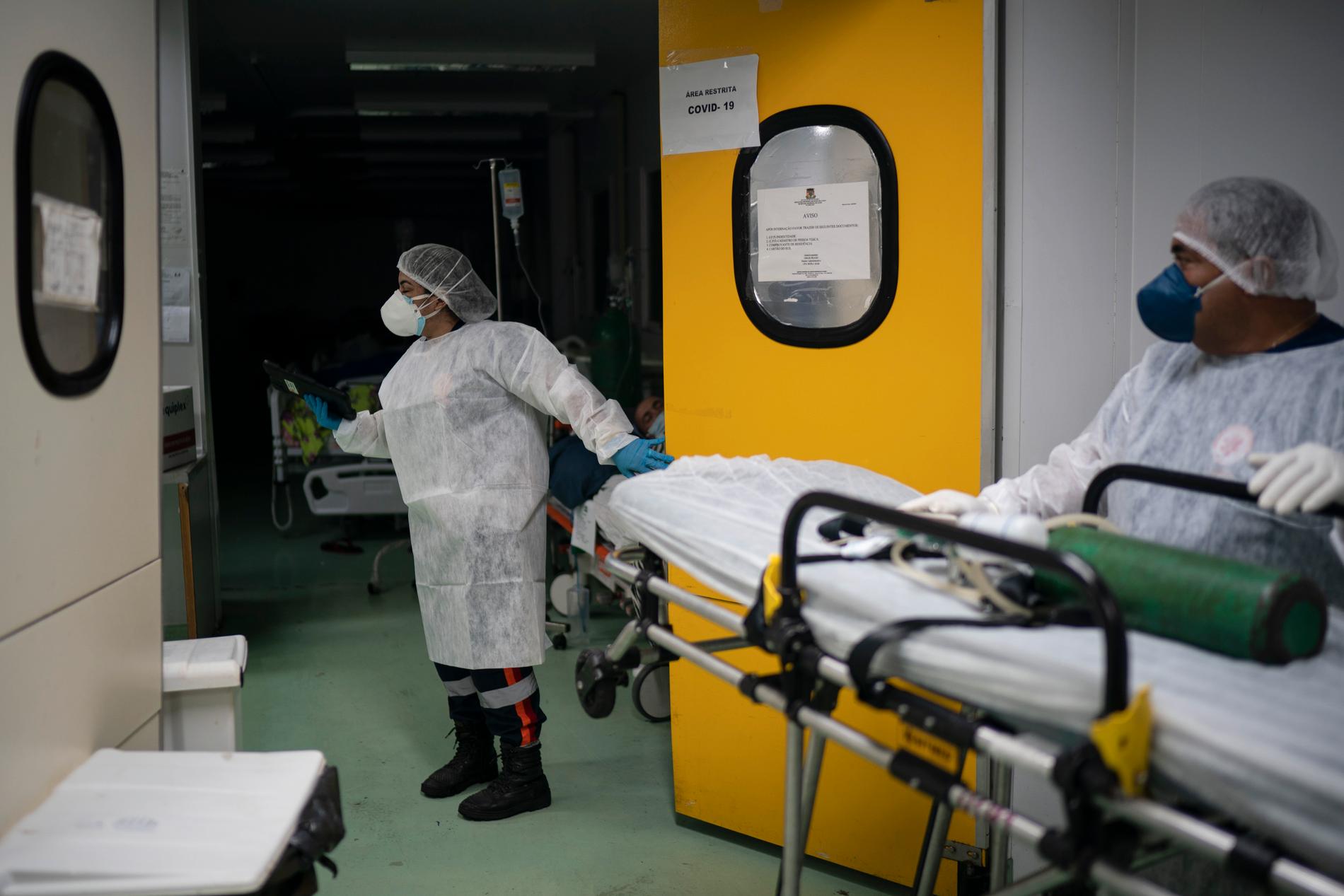 Bristen på läkemedel på sjukhusen i Brasilien är så stor att man tvingas spä ut doserna. 