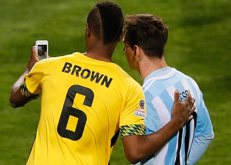 Jamaicas DeShorn Brown tar en selfie med jubilaren.