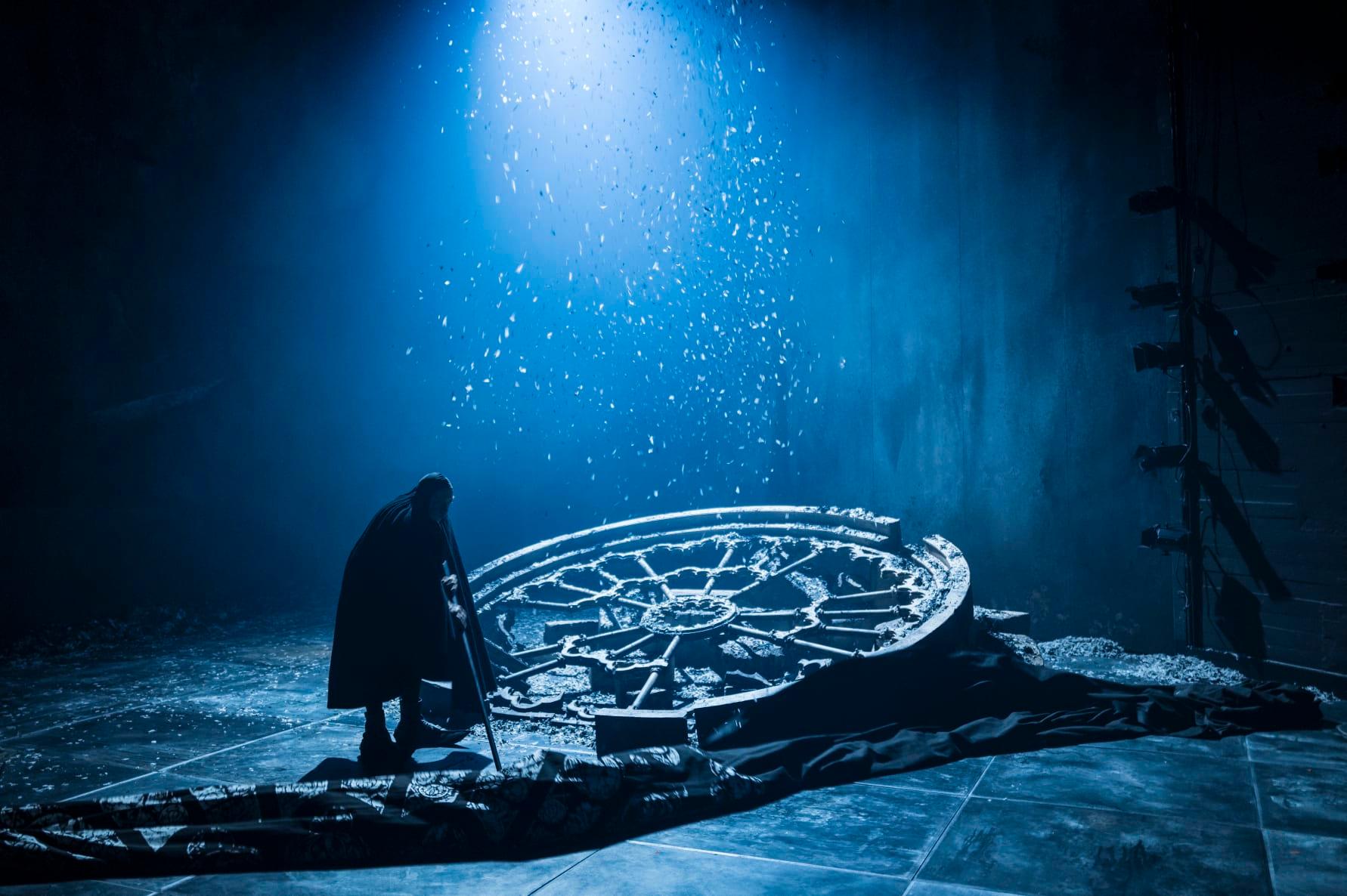 Kim Lantz som Quasimodo betaktar förödelsen i Notre-Dame. Jens Ohlins pjäs om jordens undergång på Folkteatern i Göteborg.