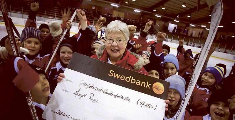 GLÄDJE Även en hjälte kan behöva hjälp. Det förstod hockeykillarna i Falun och samlade in 48 000 till Margit Rapps projekt.