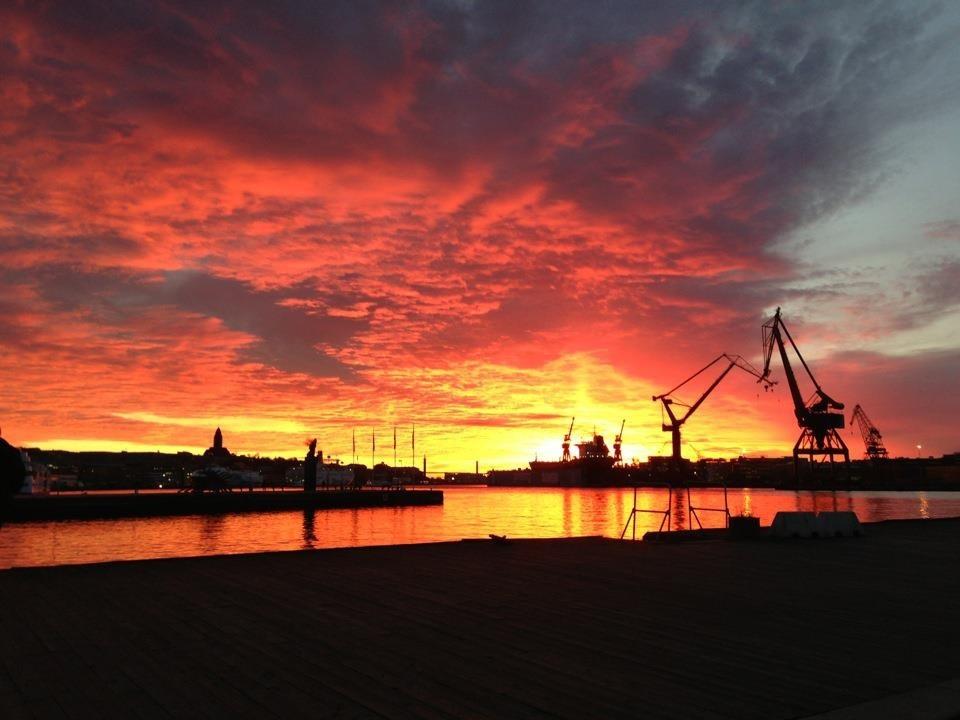 Göteborgs hamn en sommarkväll. Kärlek har uppstått mellan kranarna