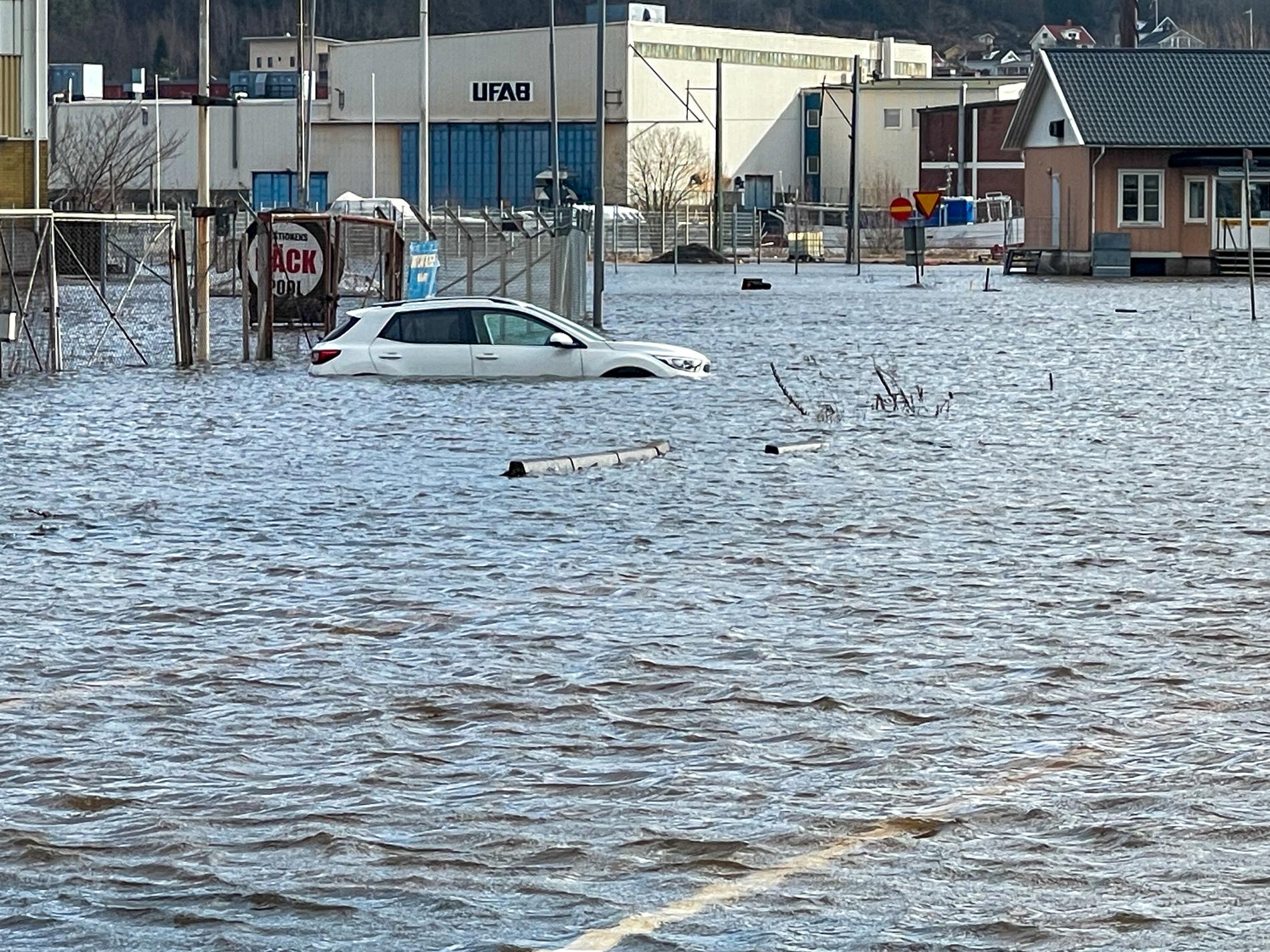 Kraftiga översvämningar i centrala Uddevalla.