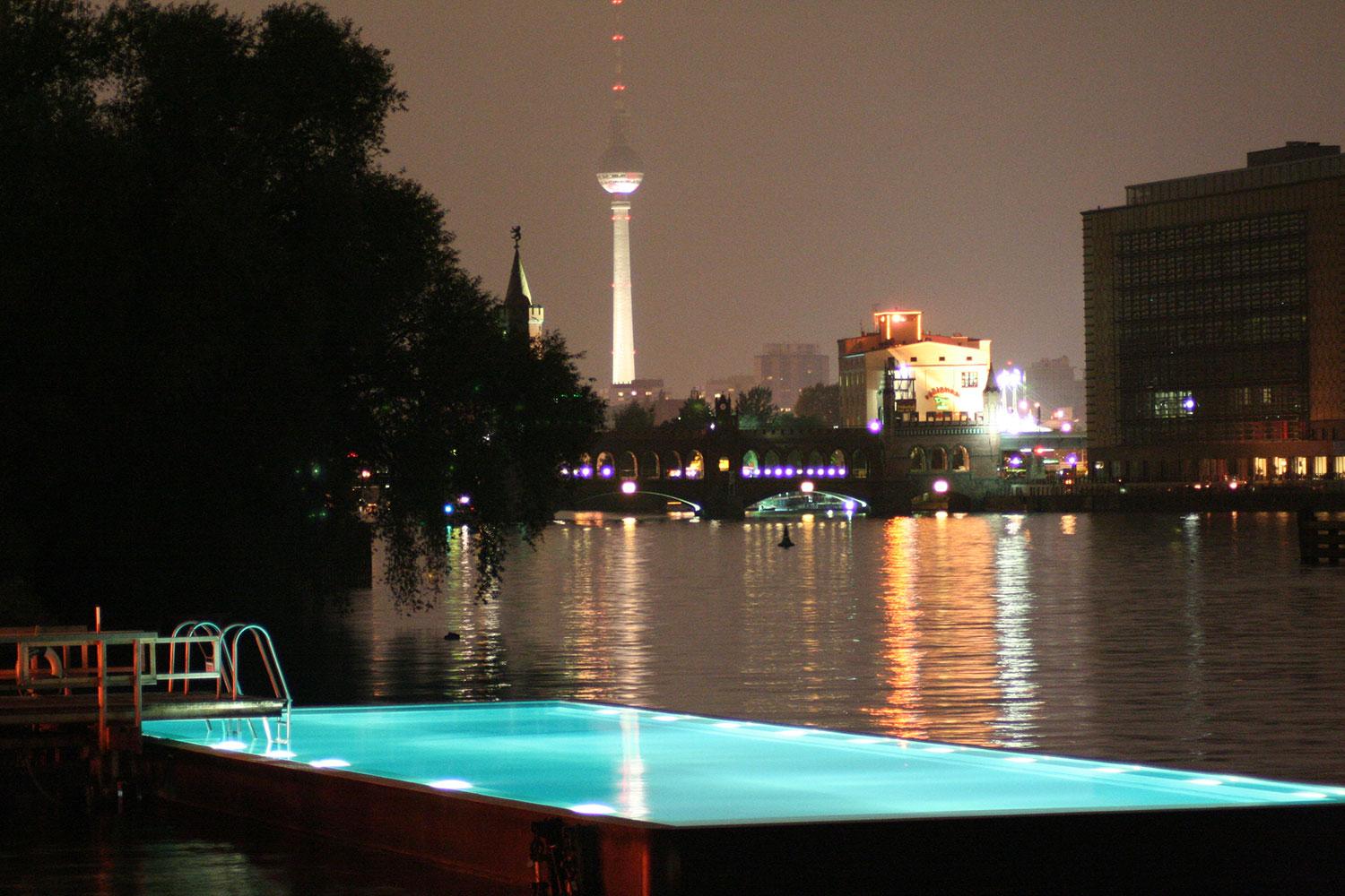 BADESCHIFF, BERLIN, TYSKLAND Flytande pool, gjord av skrovet på ett gammalt fartyg. Härlig utsikt mot det 368 meter höga tv-tornet på Alexanderplatz. Invid poolen finns en bar. Mer info: www.arena-berlin.de/badeschiff/