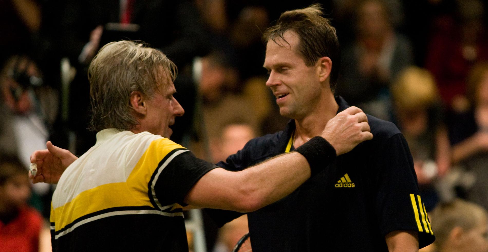 Björn Borg och Stefan Edberg tackar varandra för god match efter mötet i Legends Live 2008.