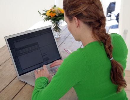 Kravet på att uppdatera bloggen blir ett stressmoment för många kvinnor under semestern.