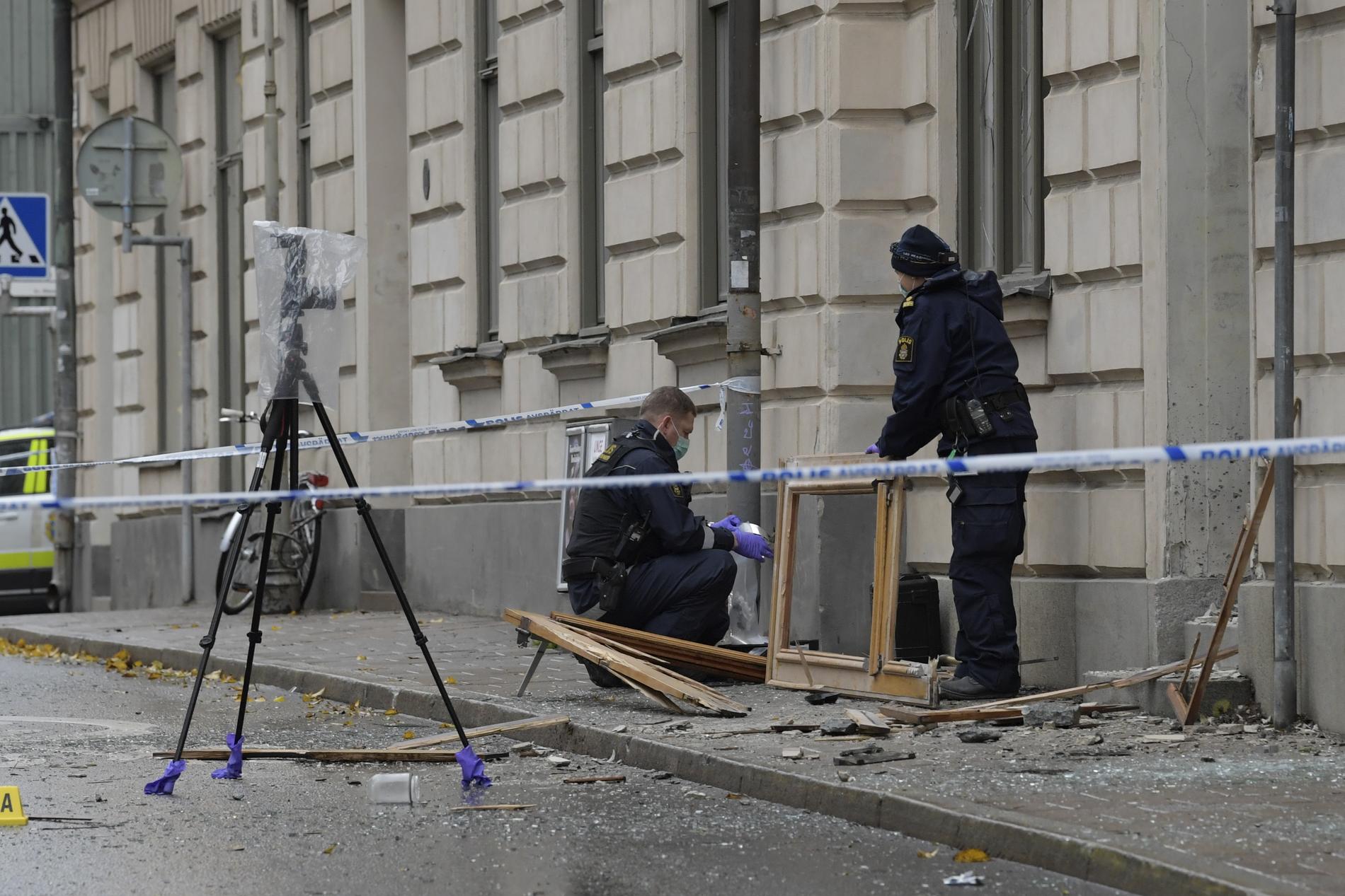 Polisen arbetar på plats där en sprängning ägde rum i natt på Södermalm.