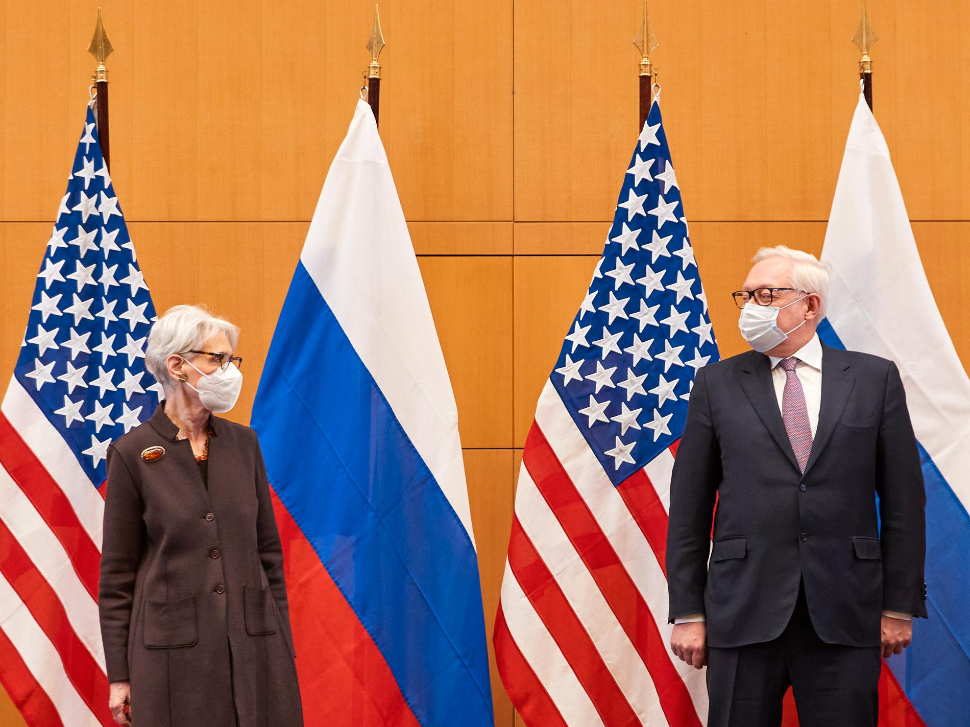 Biträdande utrikesministrarna Wendy Sherman från USA (till vänster) och Sergej Rjabkov från Ryssland (till höger) vid måndagens möte i Genève.