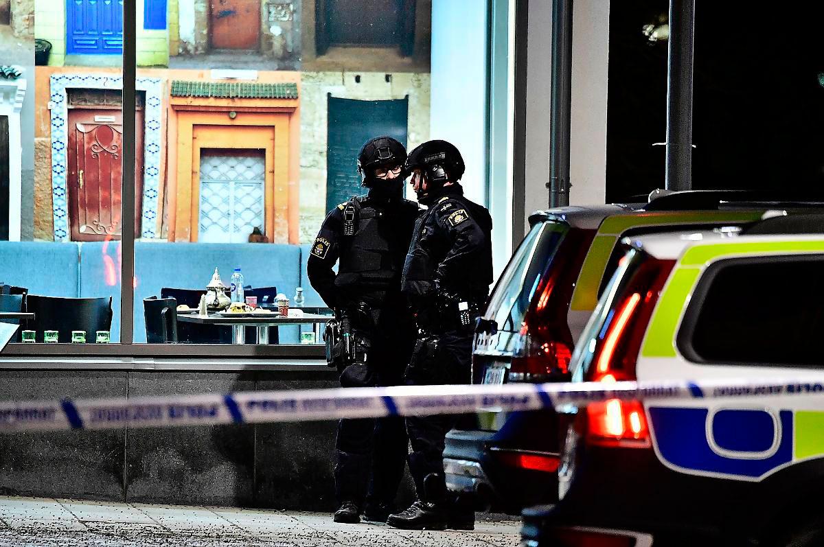 Poliser på plats efter dubbelmordet i Rinkeby.