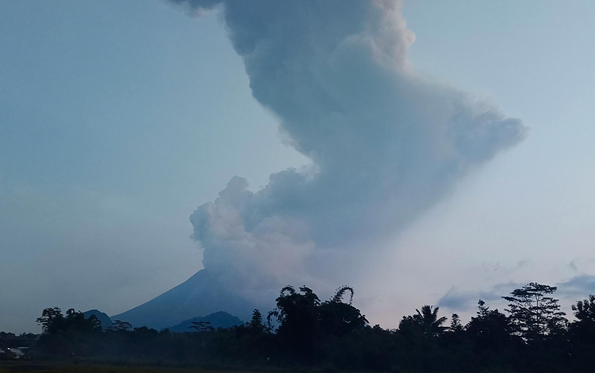 Indonesiens mest aktiva vulkan Merapi har skjutit upp ett stort askmoln 6 000 meter upp i luften.