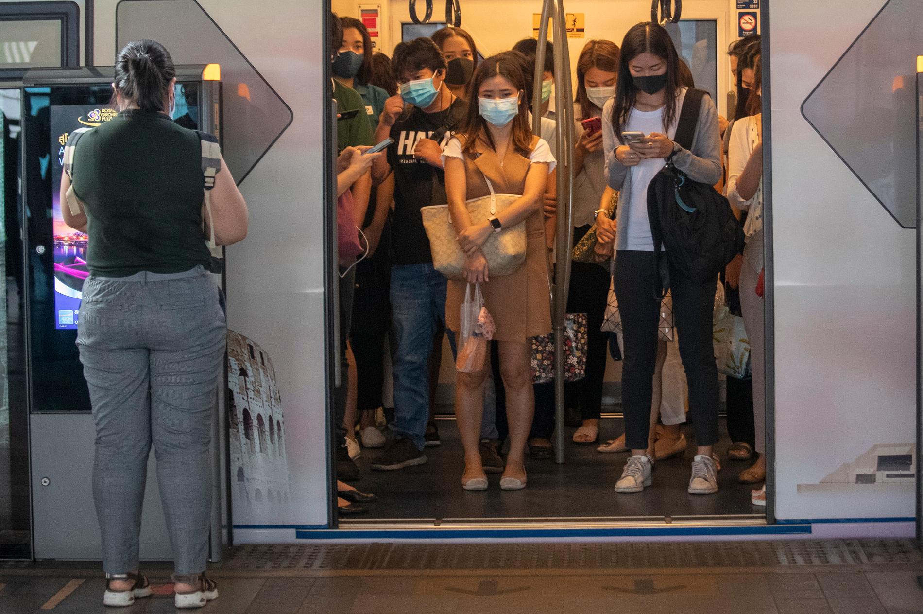 BANGKOK, THAILAND Transportmyndigheten kräver att resande ska bära munskydd på tåg och stationer.