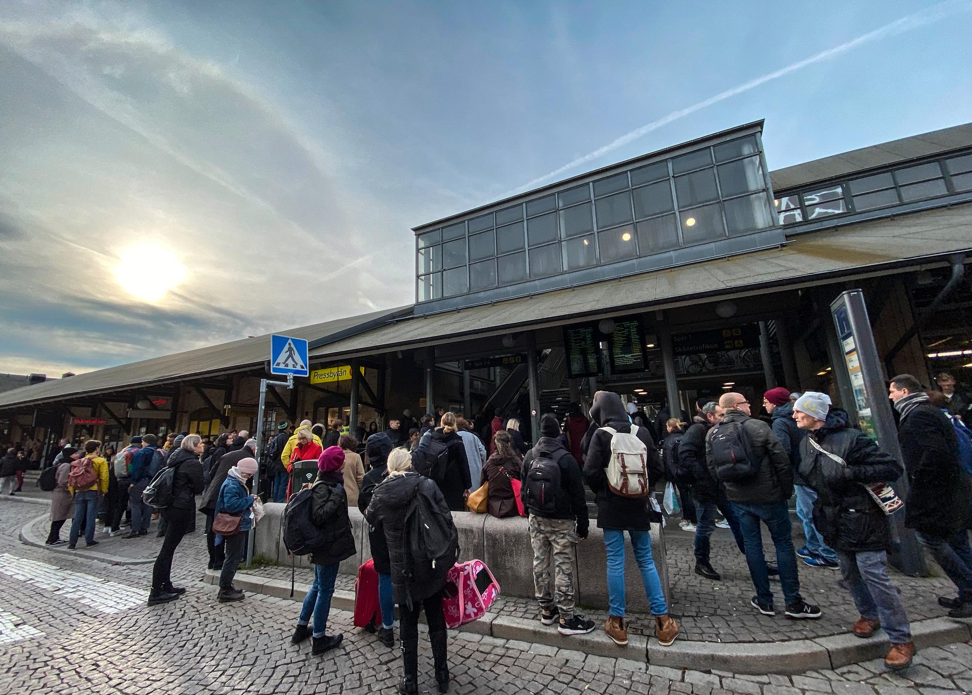  En svag halo på himlen över Lundf medan resenärer väntar på information gällande tågtrafiken mellan Lund C och Malmö efter ett signalfel i Burlöv.