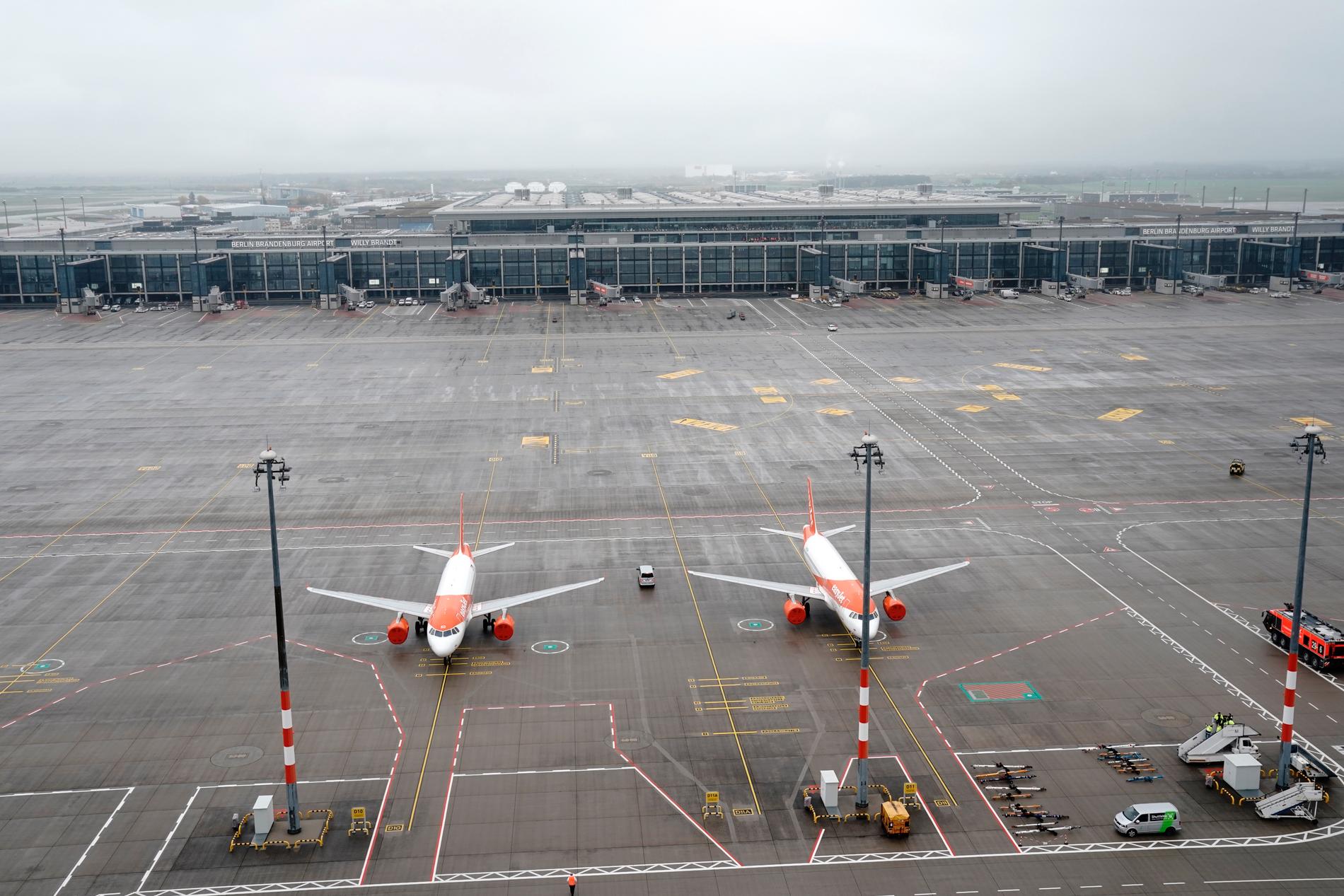 Flygplan på plats på Berlins nyöppnade flygplats Berlin Brandenburg Willy Brandt.
