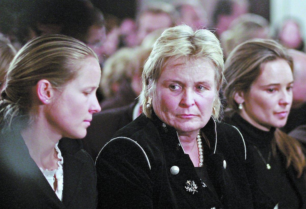 Jörg Haiders fru, Claudia, omgiven av döttrarna Cornelia och Ulrike, på begravningen. Claudia Haider har avvisat en mordutredning.