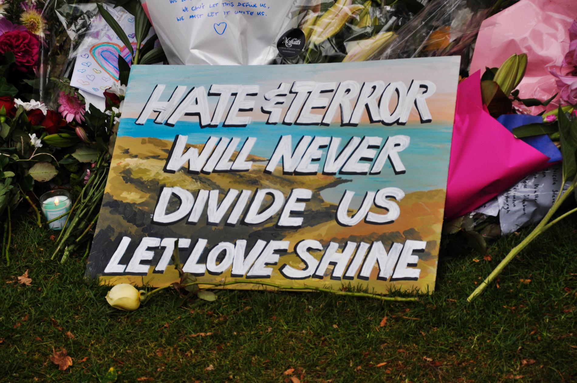 Blommor och hyllningar till dem som miste livet i moskéskjutningarna i Christchurch i Nya Zeeland i mars.