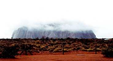 DIS ÖVER "STENEN". "Vi besökte Ayers Rock (Uluru) i Australien. Den gigantiska klippan är känd för sin röda färg - men förmiddagen när vi åkte därifrån såg den ut så här. Det blev ingen vidare klättring och vi missade det röda. Men det här var bättre - den röda stenen kan jag se i alla resekataloger men detta var fantastiskt", skriver Therese Anselmsson i Malmö.