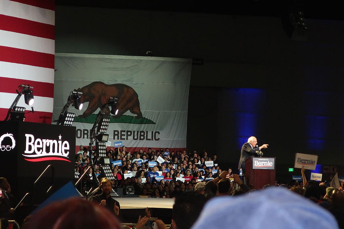 Presidentkandidaten och Vermont-senatorn Bernie Sanders talade inför tusentals supportrar i Los Angeles på söndagskvällen.