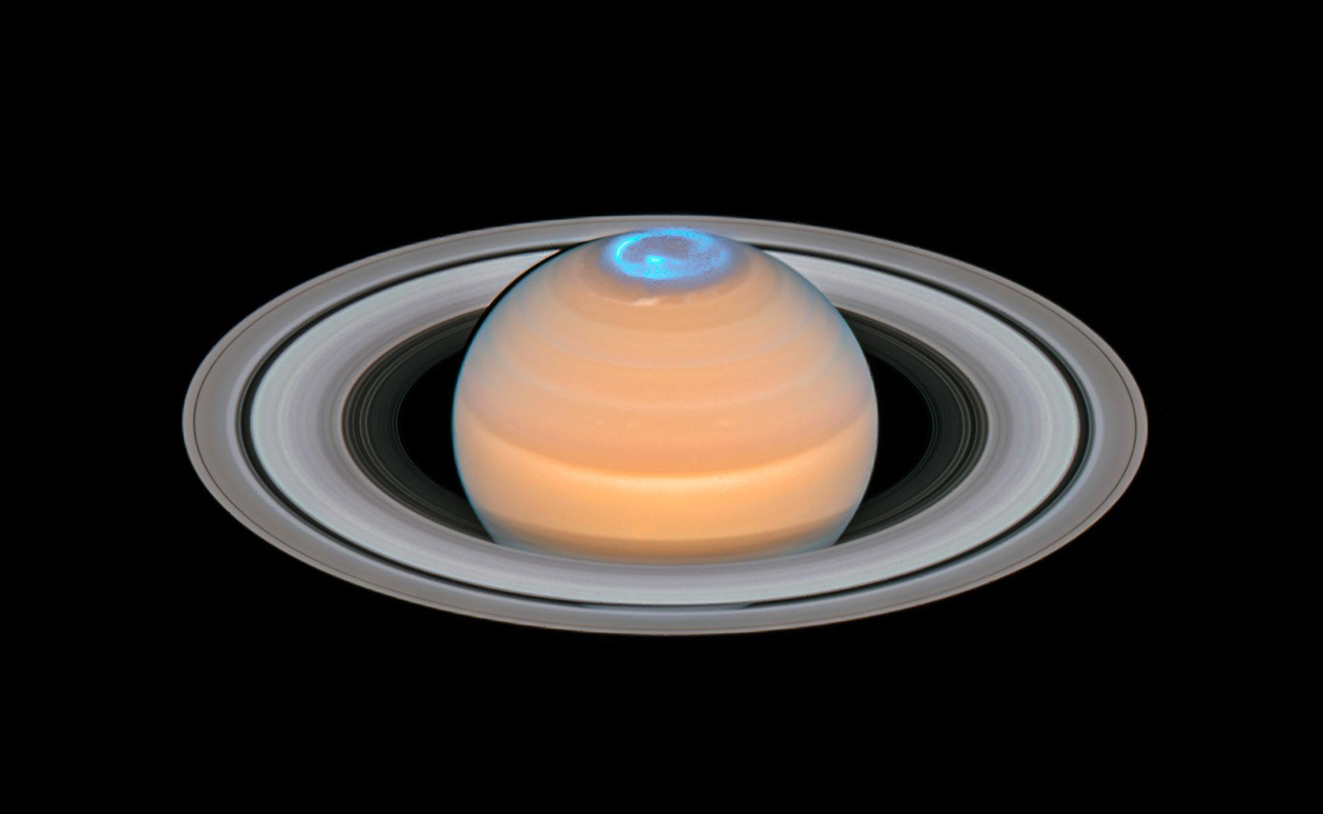 Med hjälp av Hubbleteleskopet har astronomer tagit de bästa bilderna hittills av de norrsken som stormar vid Saturnus nordpol. Bilden är en kombination av en "vanlig" bild av Saturnus samt en bild av dess norrsken som bara är synligt i de ultravioletta våglängderna.