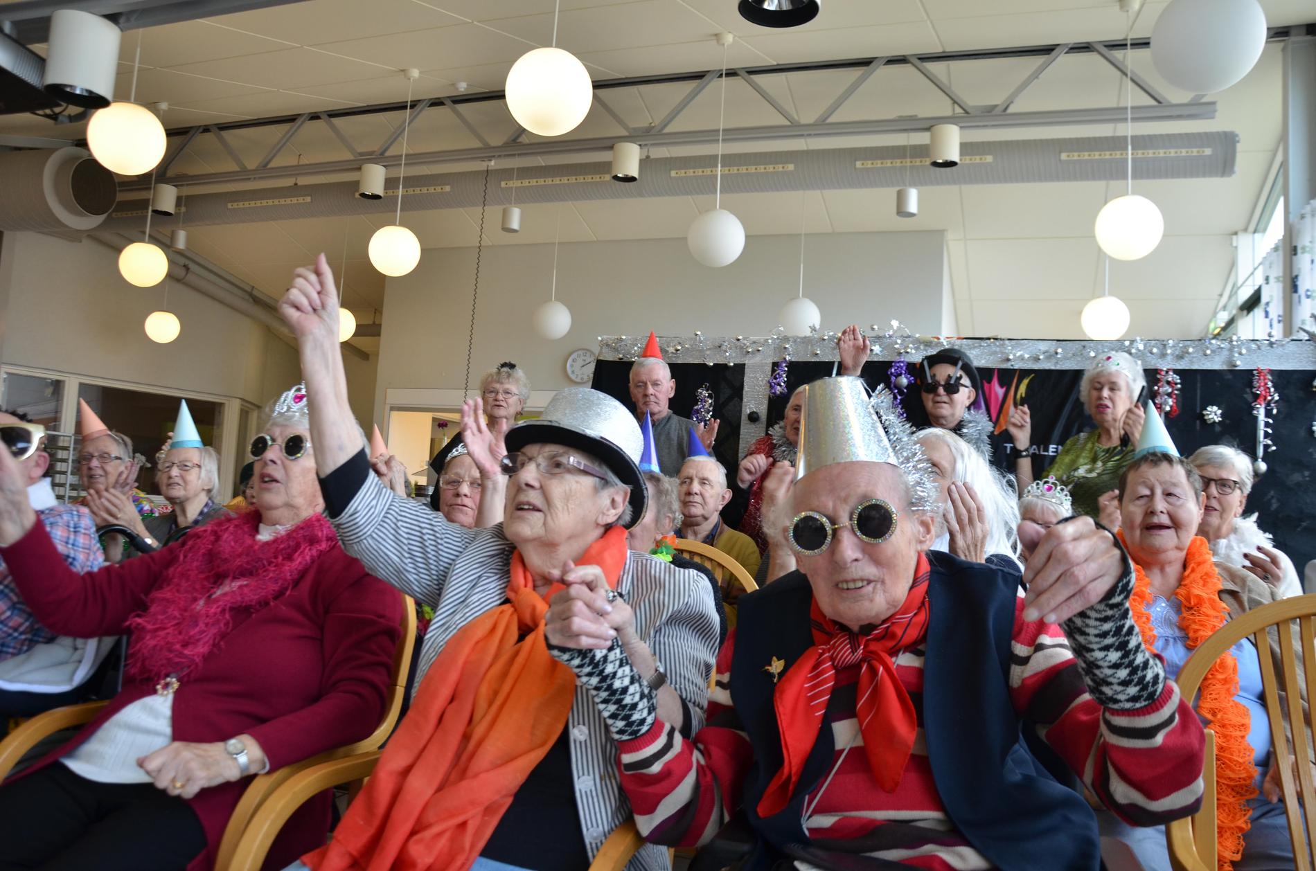 Inga Franssén, Ella Lange och Gullan Henriksson (längst fram) är alla runt 90 år. Tillsammans med de övriga äldre på Hörnan vill de visa att det är allt annat än tråkigt att vara gammal.