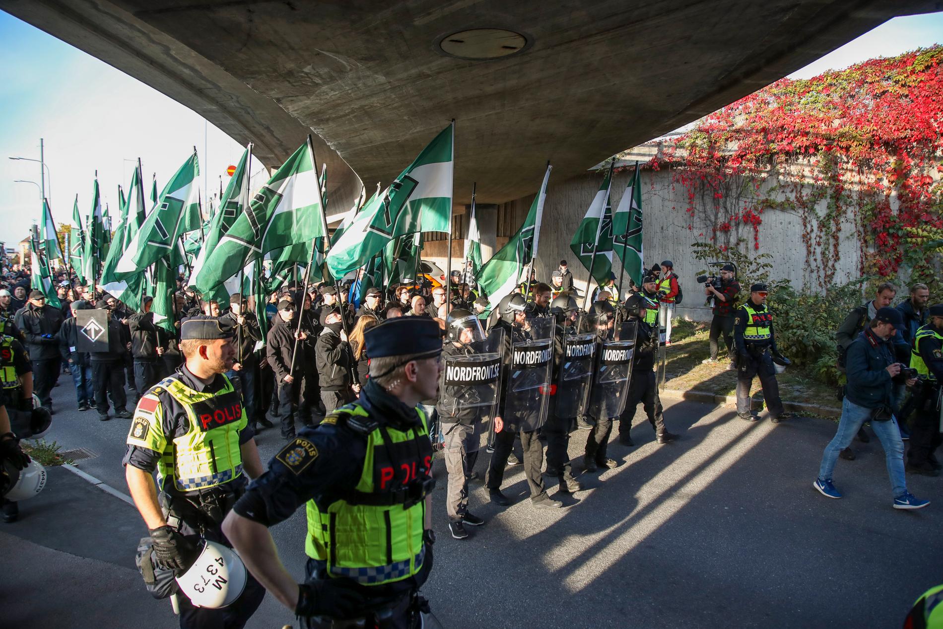 Demonstranter från Nordiska motståndsrörelsens (NMR) lämnar platsen vid Heden i centrala Göteborg där demonstrationen slutade på lördagen. 