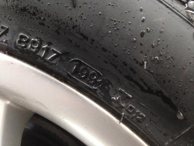 Åldersmärkningen avslöjar att de här däcken är tillverkat vecka 19 år 1999.