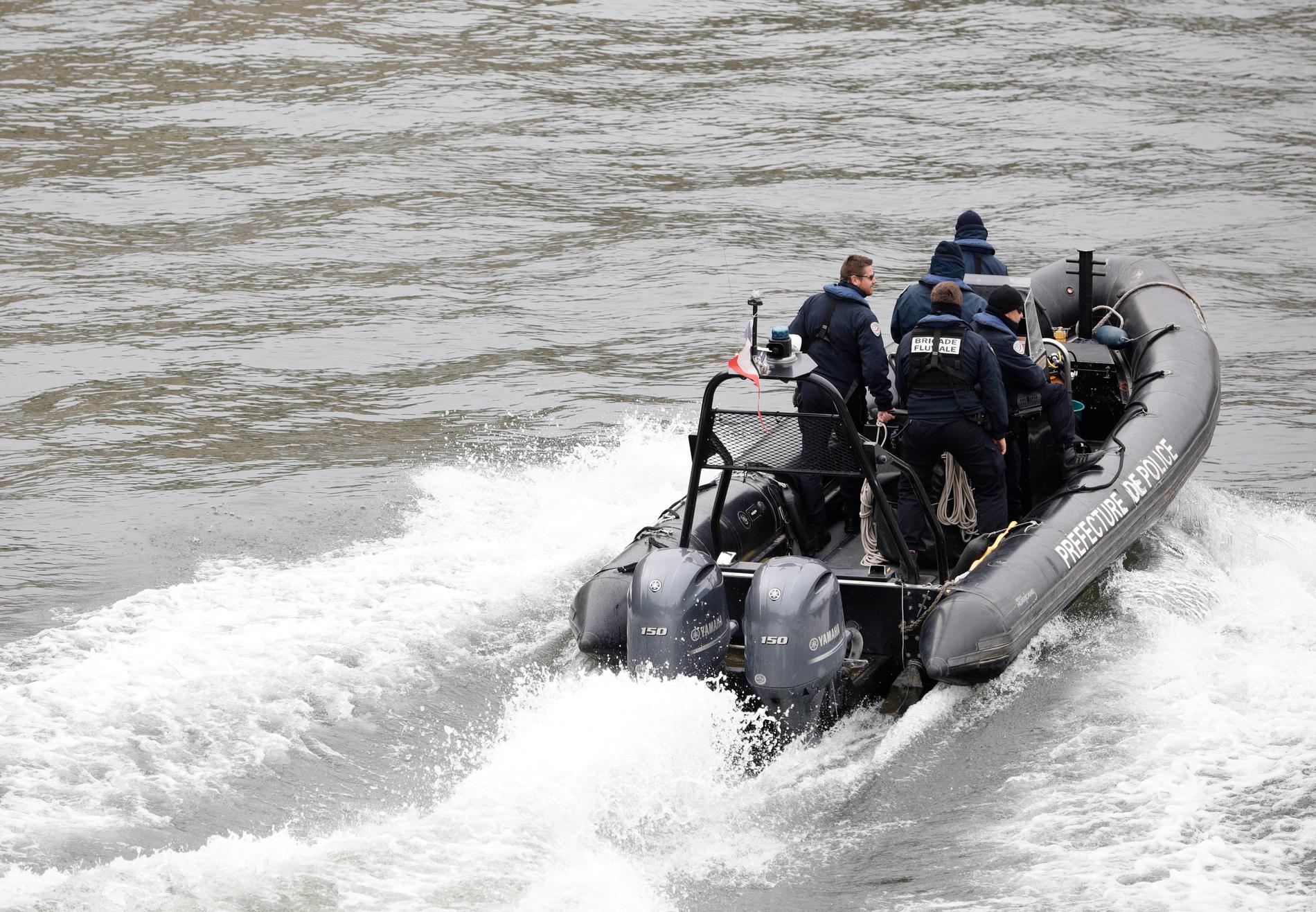Polispatrull på båt i floden Seine. 