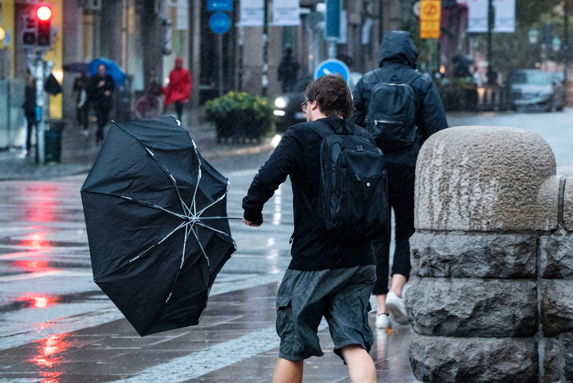 Paraplyproblem i regnet och blåsten i utanför Centralstationen i Malmö då stormen Knud anlände på fredagseftermiddagen.