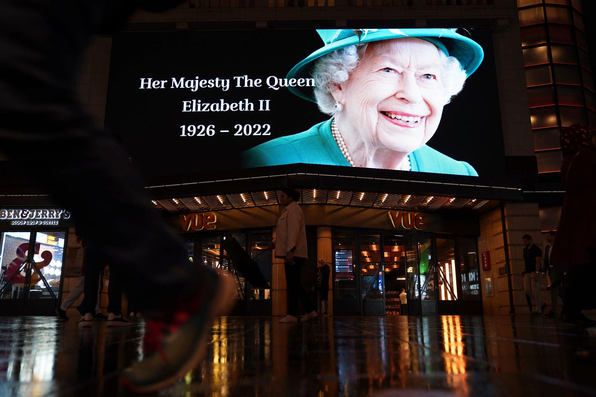 Drottningen hedras på Leicester Square i London. 