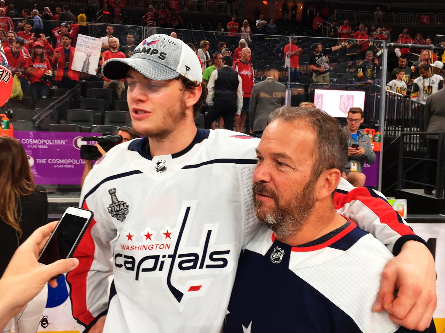 Robert Burakovsky med sonen André som vann Stanley Cup med Washington Capitals 2018