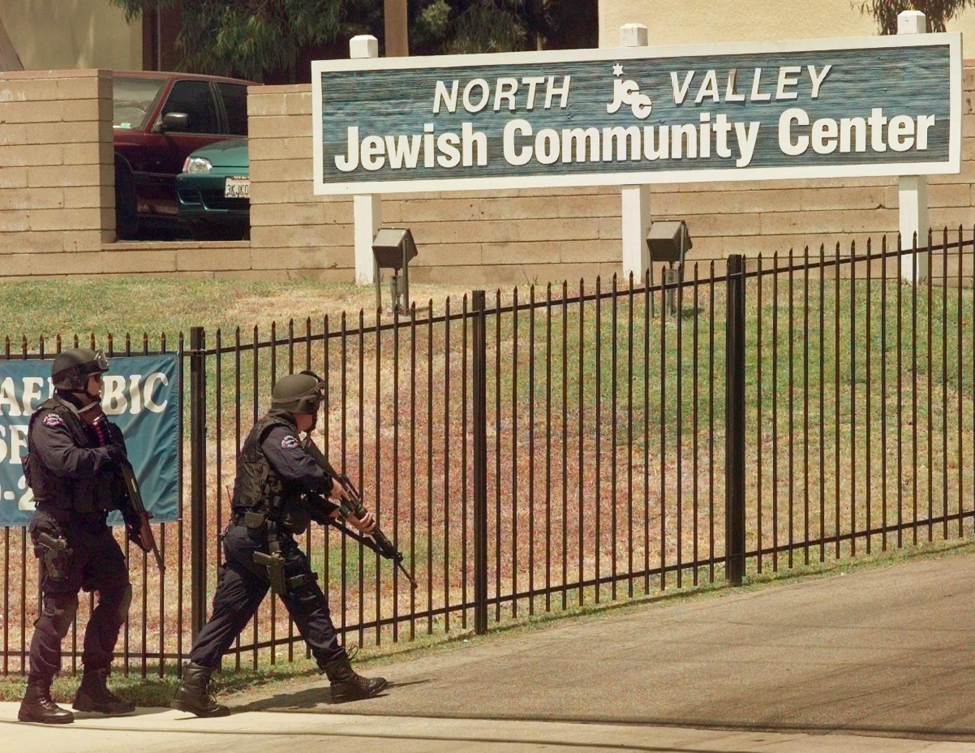 Polisinsatsen vid North Valley Jewish Community Center 1999.
