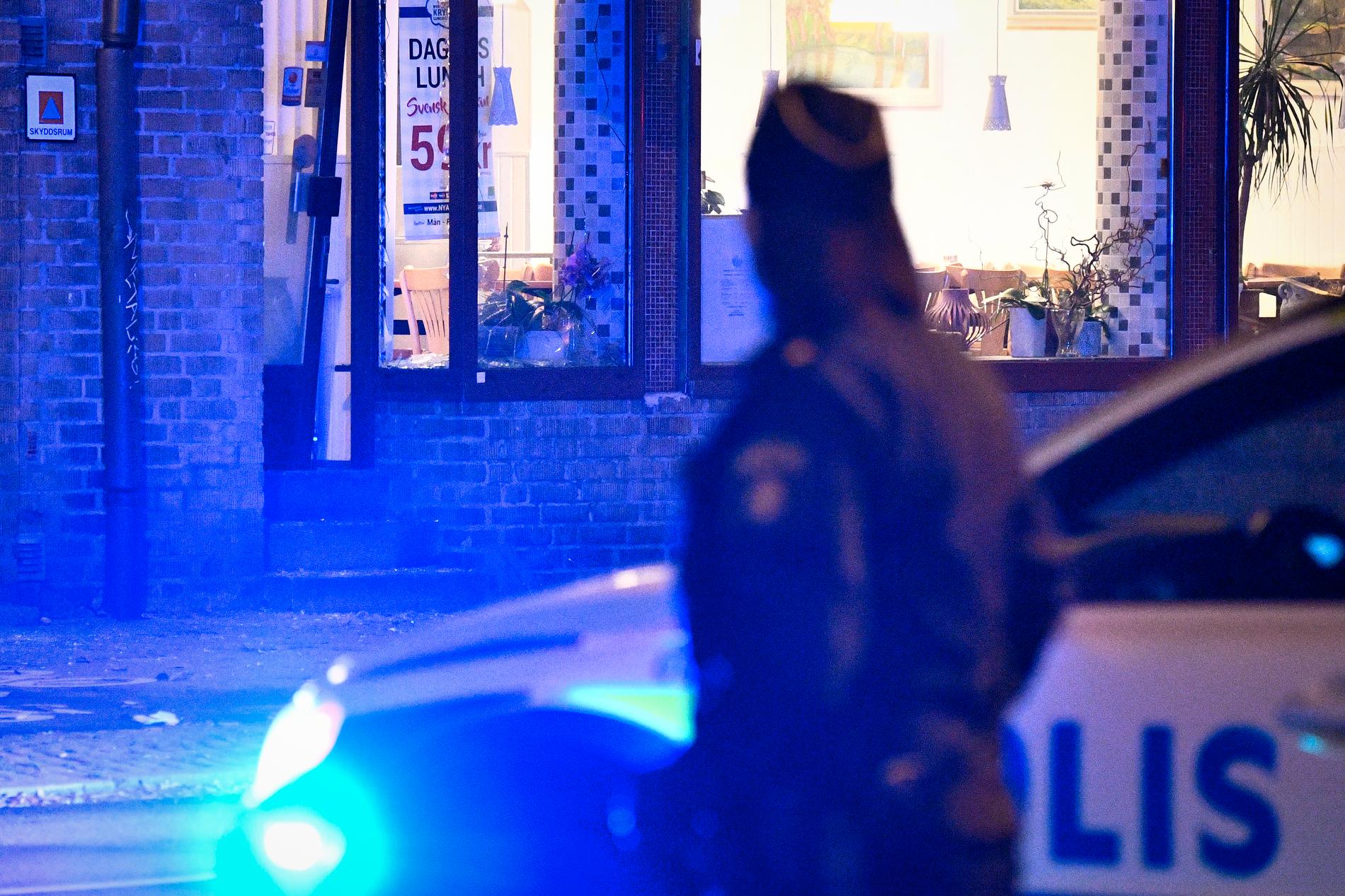 Polis utanför en restaurang i Malmö där en dörr skadats i en explosion på söndagskvällen.
