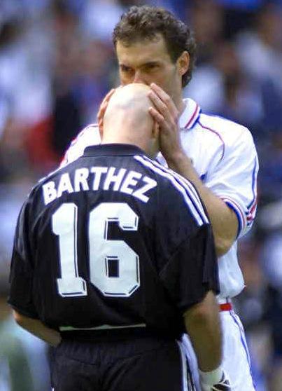 Laurent Blanc pussar Barthez kala hjässa. FOTO: Reuters