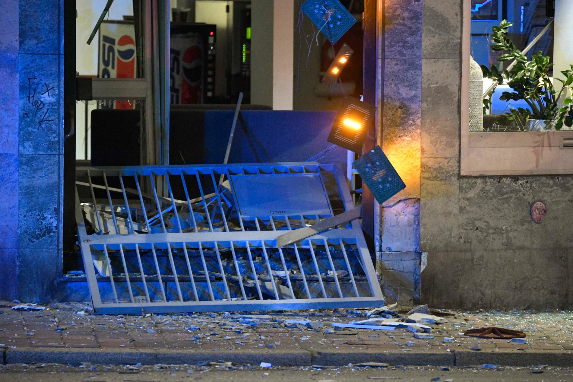 En kraftig explosion förstörde vid midnatt natten till onsdagen entrén till en trafikskola i centrala Malmö.