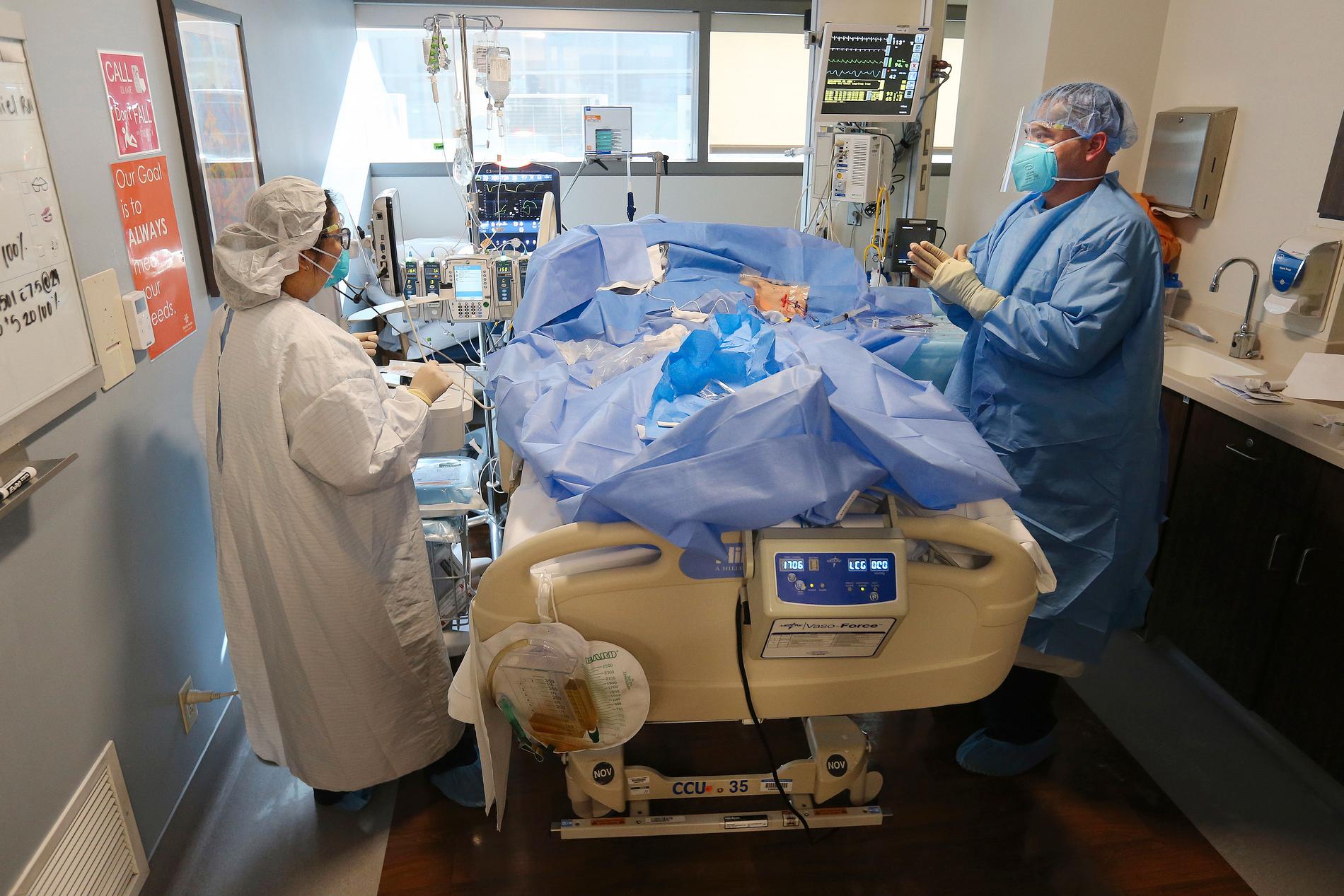 En covidpatient får vård i Bakersfield i Kalifornien tidigare i veckan.