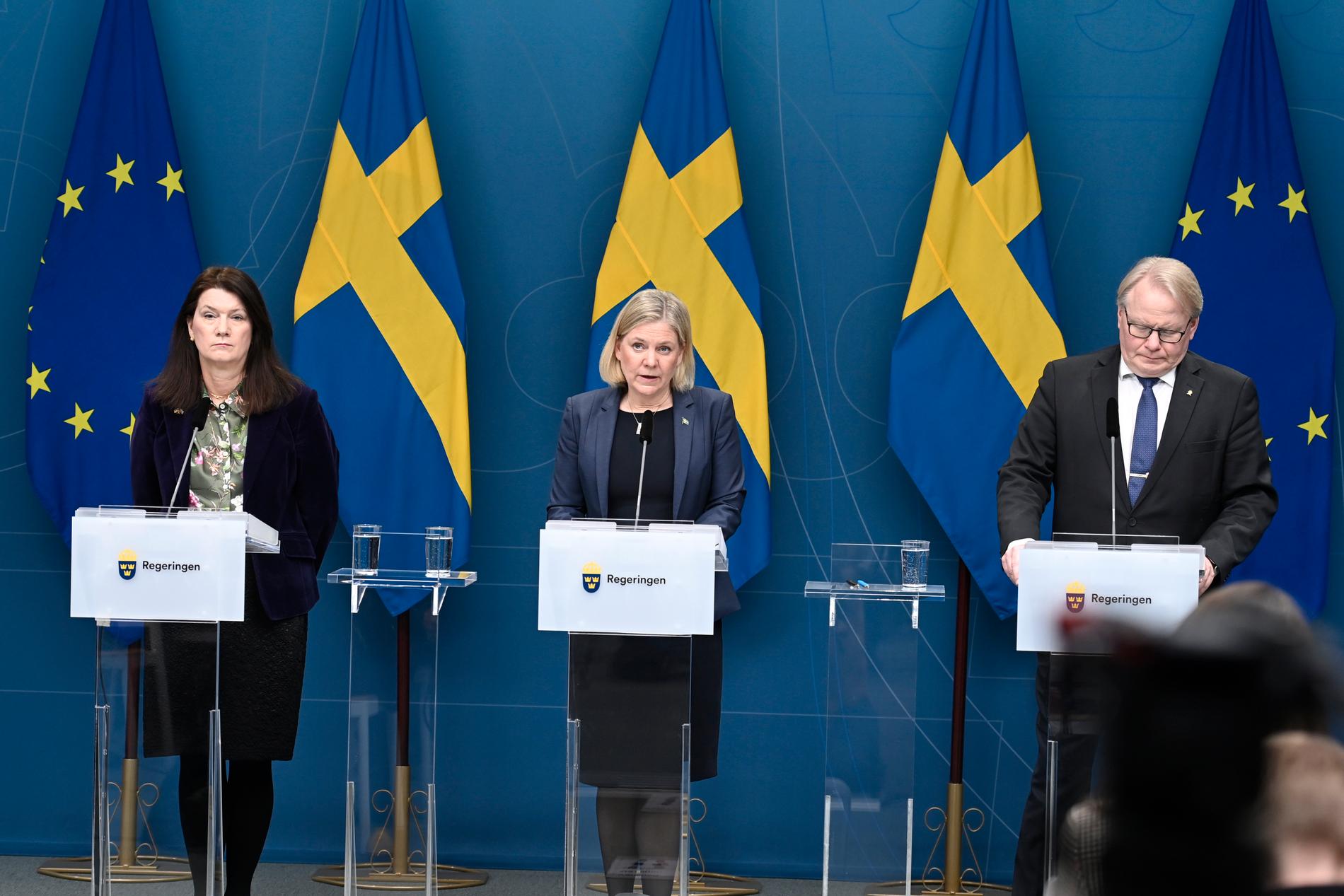 Statsminister Magdalena Andersson, utrikesminister Ann Linde och försvarsminister Peter Hultqvist höll presskonferens om den ryska invasionen under torsdagen.